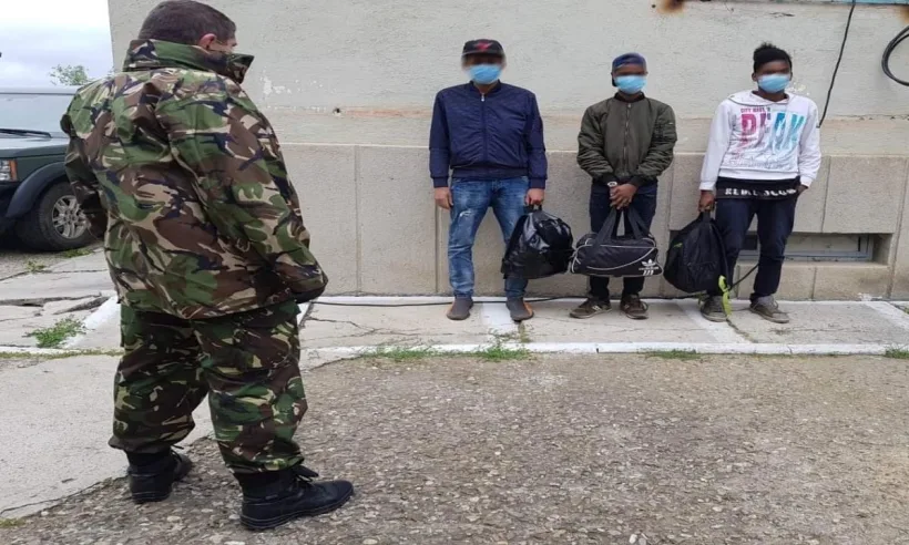 Trei cetăţeni africani, opriţi de polițiștii de frontieră. Intenționau să ajungă în Germania
