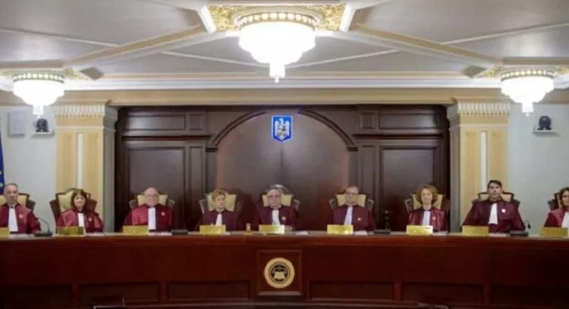 Președintele Curții Constituționale a României și doi judecători au instituției au fost decorați de Klaus Iohannis