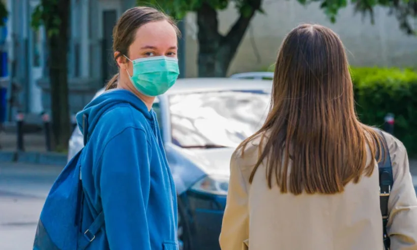 OMS, un nou semnal de alarmă: Numărul tinerilor cu COVID-19 s-a triplat în cinci luni