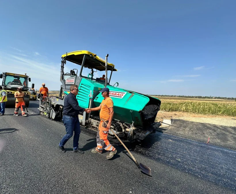 Continuă investiția pe drumul județean dintre Deveselu și Scăpău