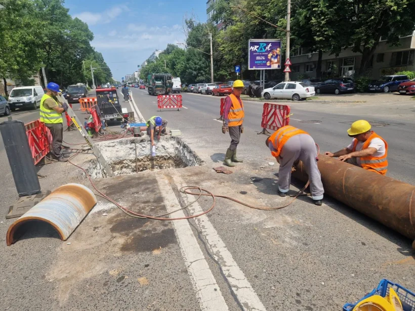 Lucrări pe conducte vechi de peste 50 de ani lasă sute de blocuri din Capitală fără încălzire