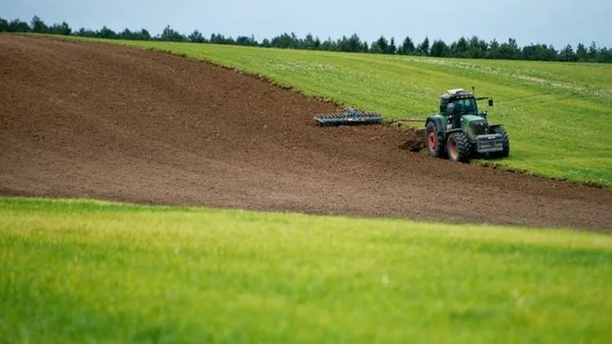 Restricții și impozite mari la vânzarea anumitor terenuri agricole