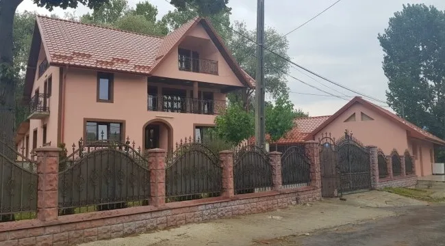 Percheziţii la domiciliile unor persoane suspectate de săvârşirea infracţiunilor de trafic de persoane