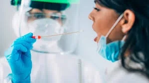 O nouă recomandare OMS: Testarea persoanelor care au intrat în contact cu bolnavi COVID, chiar dacă nu au simptome