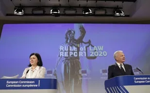 Raportul CE privind situaţia statului de drept în UE critică guvernele care destabilizează media, prin finanțări direcționate