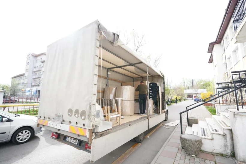 Obiective îndeplinite: au sosit primele dotări cu mobilier modern pentru școlile din Ialomița!