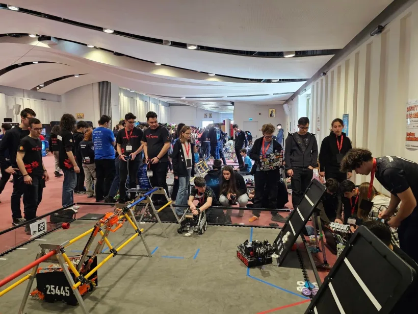 CJ Galați sprijină echipa RoSophia care a construit unul dintre cei mai buni roboţi de competiţie din lume