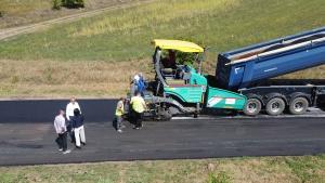 Noi covoare asfaltice turnate pe drumurile județene