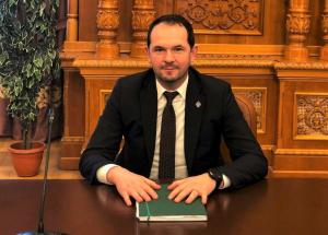 Proiect aprobat, trimis la promulgare: însoțitorii copiilor care pleacă în străinătate nu mai trebuie să scoată cazier juridic