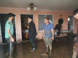 Tone de alimente și apă de la rezervele statului au ajuns în localitățile afectate de inundații din județul Galați