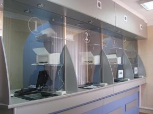 Proiect votat: femeile însărcinate şi persoanele cu copii mai mici de 5 ani au prioritate la ghișee