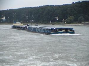 Incident major pe Dunăre: două barje cu fertilizatori agricoli se scufundă &icirc;n fluviu, iar echipele de intervenție au prelevat probe de apă