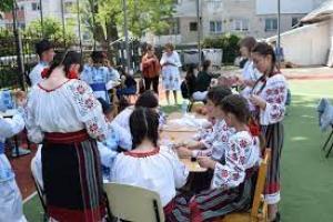Peste 200 de elevi participanţi la tabăra de meşteşuguri &quot;Flori de Mai&quot;, în Vaslui