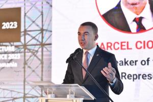 Ministrul Cercetării: 68 de elevi de liceu geniali vor primi burse de la 1.000 la 6.000 de euro anual