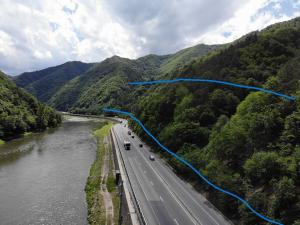 Valea Oltului. În prima zi au fost tăiați peste 800 din cei 20.000 de arbori aflați în zona critică a versantului