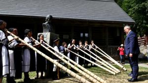 Premierul Ciucă a fost întâmpinat cu tulnicul la Casa Memorială „Avram Iancu”