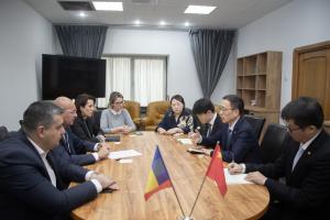 Inaugurarea &bdquo;Spațiului Cultural Chinez&rdquo; din Gorj &icirc;n prezența Ambasadorului Chinez