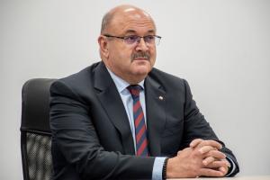 Ion Mînzînă: „Am primit finanțarea pentru 17 microbuze electrice și stațiile de încarcare aferente în județul Argeș”