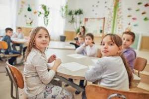 Elevi din 48 de unităţi de învăţământ preuniversitar din Dolj vor beneficia de programul “Masă sănătoasă”