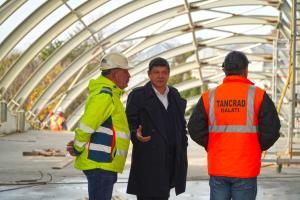 Fațada noului muzeu prinde contur: începe instalarea panourilor și a placajelor din granit