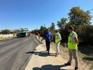 Asfalt pe drumul județean care traversează satul SCĂPĂU