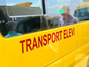 Microbuze electrice pentru elevii din 28 de comune ale Caraș Severinului