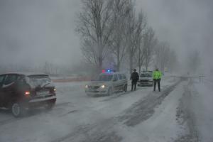 Circulaţia este întreruptă pe trei drumuri naţionale, din cauza viscolului