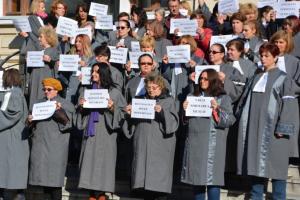 Grefierii vor să poarte robe negre precum cele ale magistraților