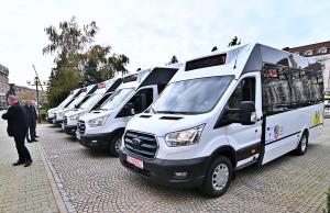 Încă cinci microbuze școlare ajunse în județul Prahova