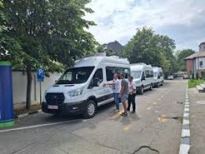 PNRR: CJ Brăila dotează primăriile din județ cu 33 de microbuze școlare