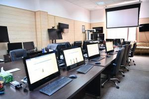 Aproape 30 de școli din Dolj dotate cu echipamente it