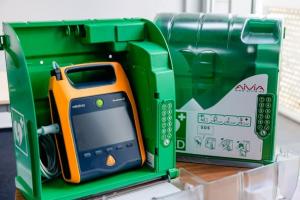 Defibrilatoare automate externe plasate in 18 instituții bucureștene