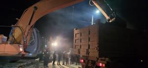 Situație critică &icirc;ntr-o comună din Galați. Autoritățile au spart un drum pentru a preveni inundațiile