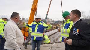 Lucrările la Podul de la Pucioasa sunt în desfășurare: se montează grinzile!