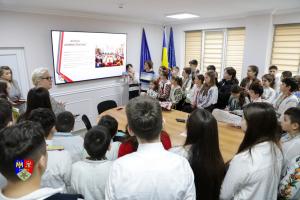 Elevi dintr-o comună vr&acirc;nceană, &icirc;n vizită prin instituțiile publice județene