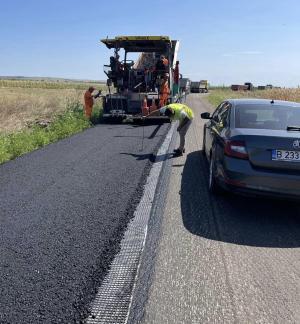 A început asfaltarea drumului județean care traversează comuna DEVESEL
