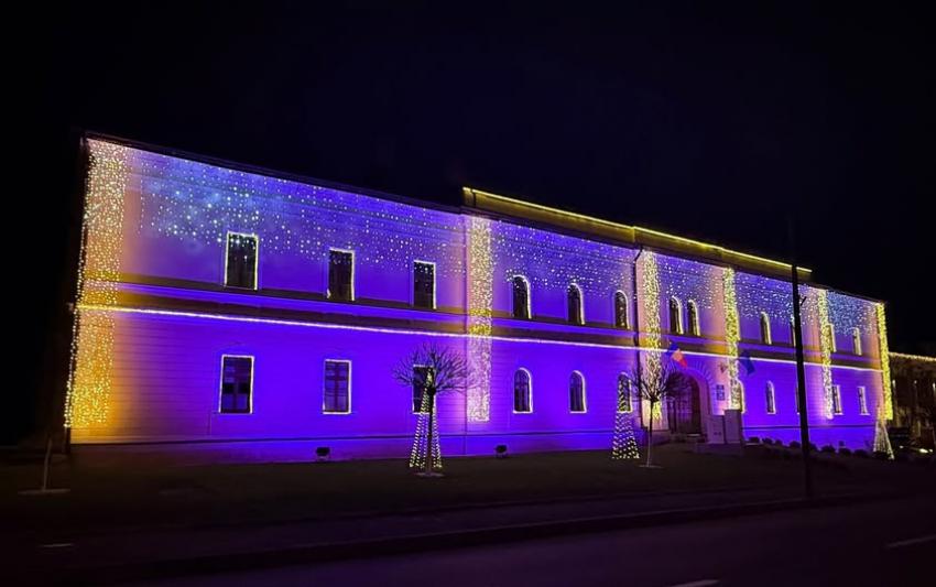 Clădirea Consiliului Județean Sălaj, iluminată în mov