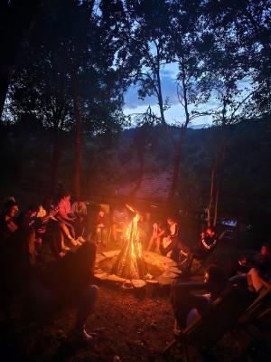 Zeci de copii din medii vulnerabile, trimiși în tabără gratuit, de Consiliul Județean Buzău