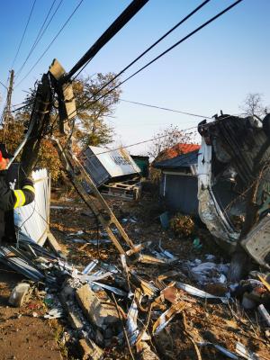 Un tir a intrat &icirc;n curtea unui localnic. Șoferul a adormit la volan