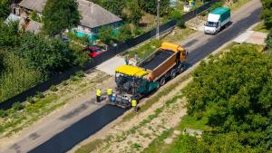 Covor asfaltic nou pe încă 6 kilometri de drum județean în Suceava