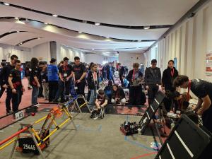 CJ Galați sprijină echipa RoSophia care a construit unul dintre cei mai buni roboţi de competiţie din lume