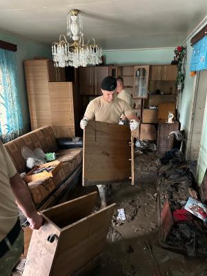 Sute de militari sunt implicați misiunile din zonele sinistrate