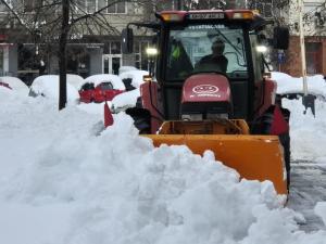 Avem 463 km de străzi, deszăpezirea continuă: Străzile secundare răm&acirc;n dificile la acest moment