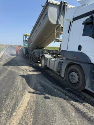 S-a început turnarea asfaltului pe DJ212, din Ialomița!